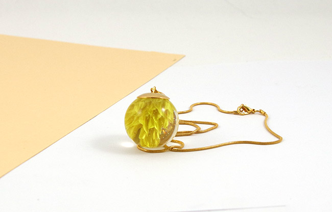 Pendentif boule en résine avec inclusion d'une fleur de phalaris : Etape 6