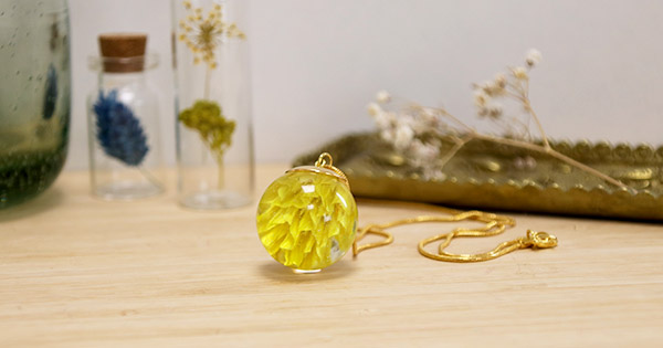 Pendentif Médaillon Résine Avec Fleurs Séchées - Inclusion Colorée Orange, Jaune, Vert, Rose - Cordon Silicone