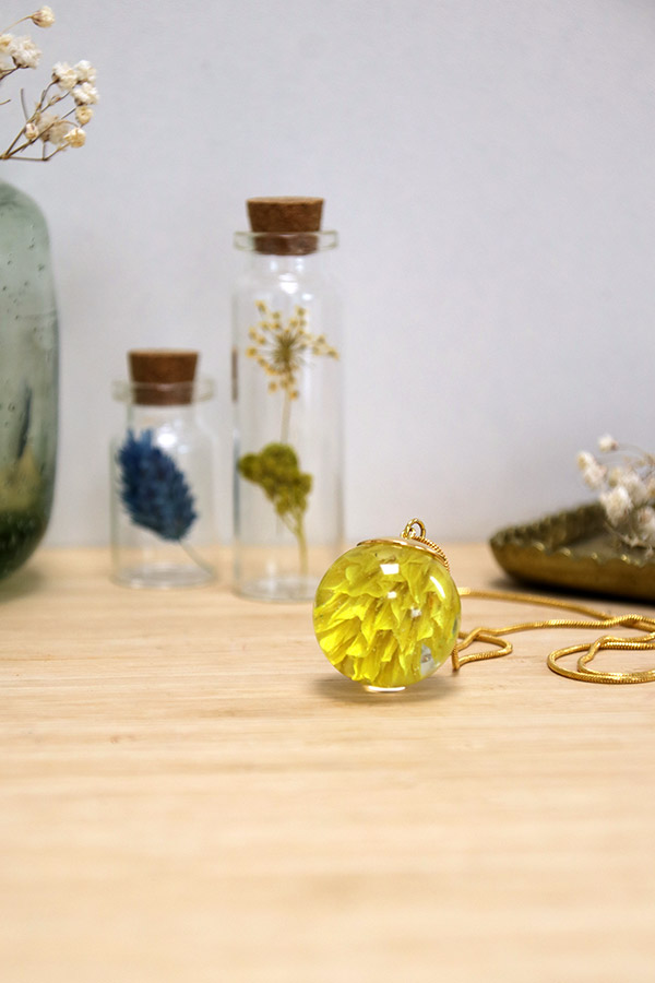 Schéma Pendentif boule en résine avec inclusion d'une fleur de phalaris