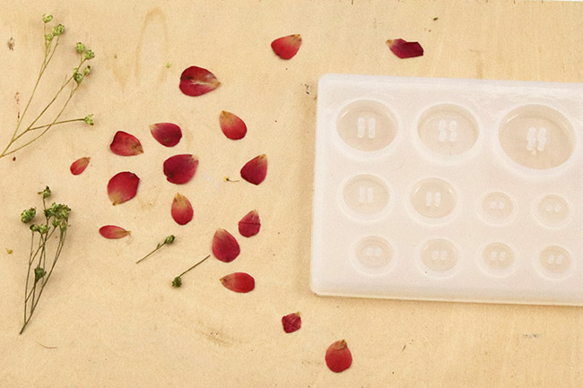 Créer des boutons à coudre en résine : Etape 1 Créer des boutons à coudre en résine : Etape 1