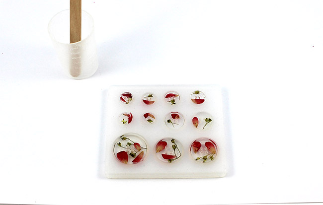 Créer des boutons à coudre en résine : Etape 3 Créer des boutons à coudre en résine : Etape 3