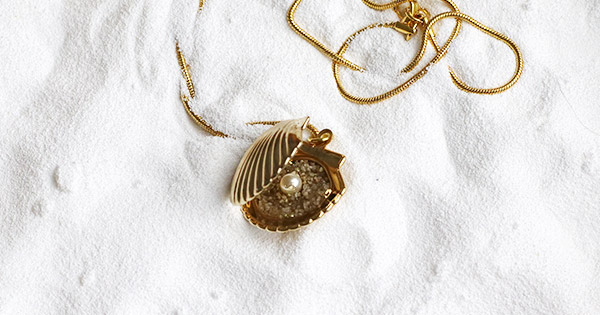 Pendentif coquillage qui s'ouvre Pendentif coquillage qui s'ouvre