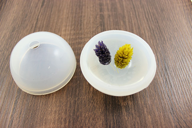 Boule presse papier en résine avec inclusion de fleurs séchées : Etape 4