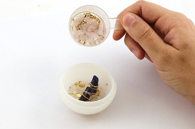 Comment faire une orgonite en résine : tuto DIY débutant : Etape 2