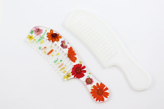 Peigne en résine et fleurs séchées : Etape 4 Peigne en résine et fleurs séchées : Etape 4