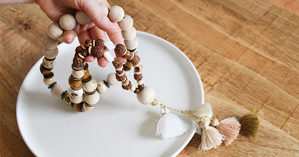 Que Faire Avec Des Perles En Bois Tuto Collier Sautoir Fantaisie Bois Graines Vegetales Et Pompons Boheme Perles Co