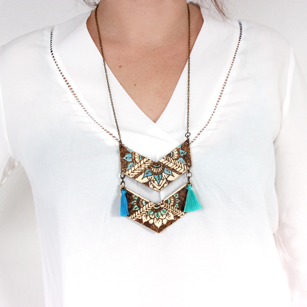 Sautoir avec intercalaire chevron en bois pyrogravé