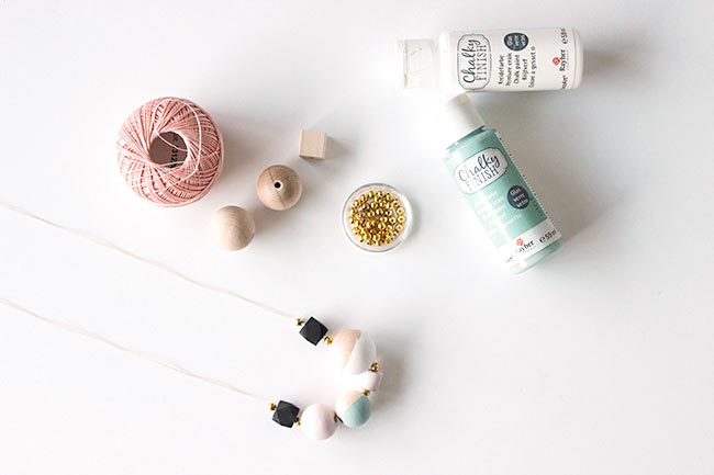 sautoir perles en bois esprit scandinave couleurs pastels mat&eacute;riel