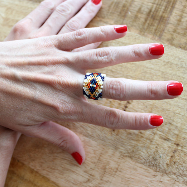 Schéma Bague DIY ethnique en tissage peyote circulaire avec des perles de verre Miyuki Delicas