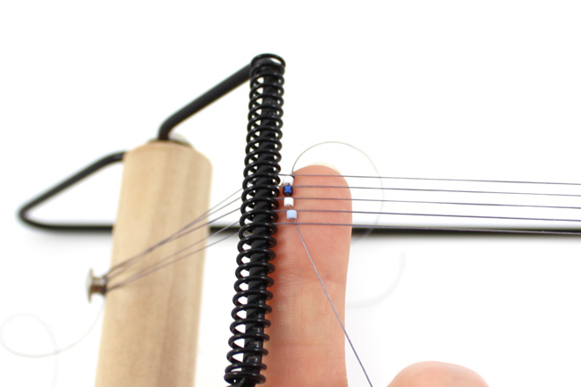 Bracelet Miyuki 4 rangs au métier à tisser : Etape 2 Bracelet Miyuki 4 rangs au métier à tisser : Etape 2