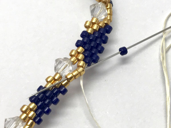 Bracelet bangle DIY tissage peyote circulaire avec des perles Miyuki Delicas : Etape 14