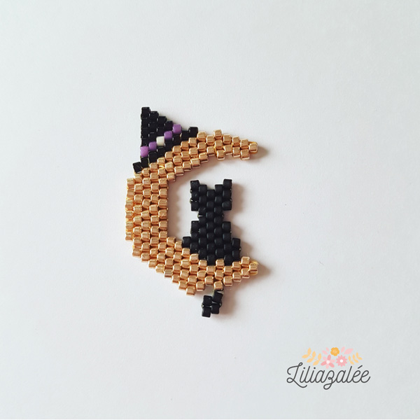 Chat noir sur Croissant de Lune tissage Brick Stitch en perles Miyuki par Liliazalée