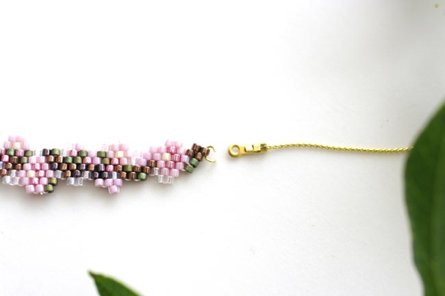 Collier tissage brick stitch fleurs de cerisier 2