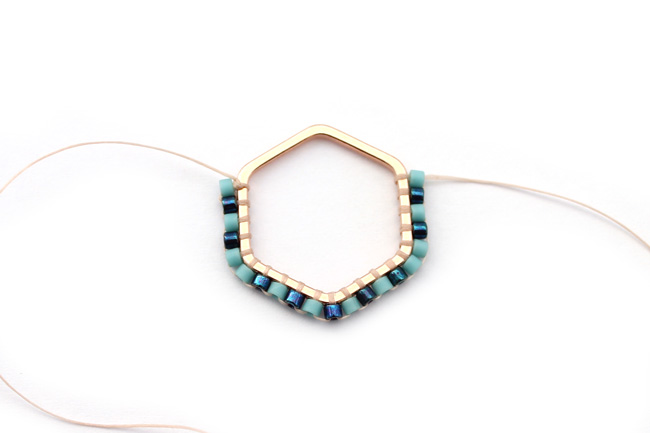 Créoles Tissage Brick Stitch Miyuki deux intercalaires : Etape 2 Créoles Tissage Brick Stitch Miyuki deux intercalaires : Etape 2