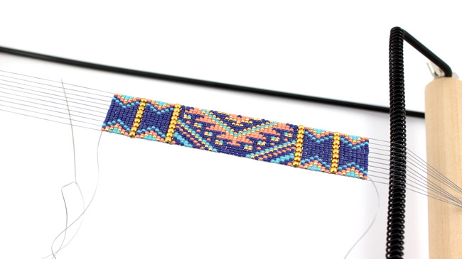 Bracelet tissage Miyuki en rocailles 15 et 8 avec embouts écailles : Etape 2 Bracelet tissage Miyuki en rocailles 15 et 8 avec embouts écailles : Etape 2