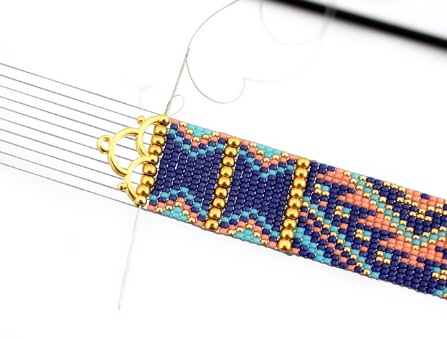 Bracelet tissage Miyuki en rocailles 15 et 8 avec embouts écailles : Etape 3 Bracelet tissage Miyuki en rocailles 15 et 8 avec embouts écailles : Etape 3