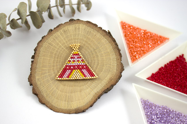 Broche en perles Miyuki motif tipi par Rose Moustache : Etape 20 Broche en perles Miyuki motif tipi par Rose Moustache : Etape 20