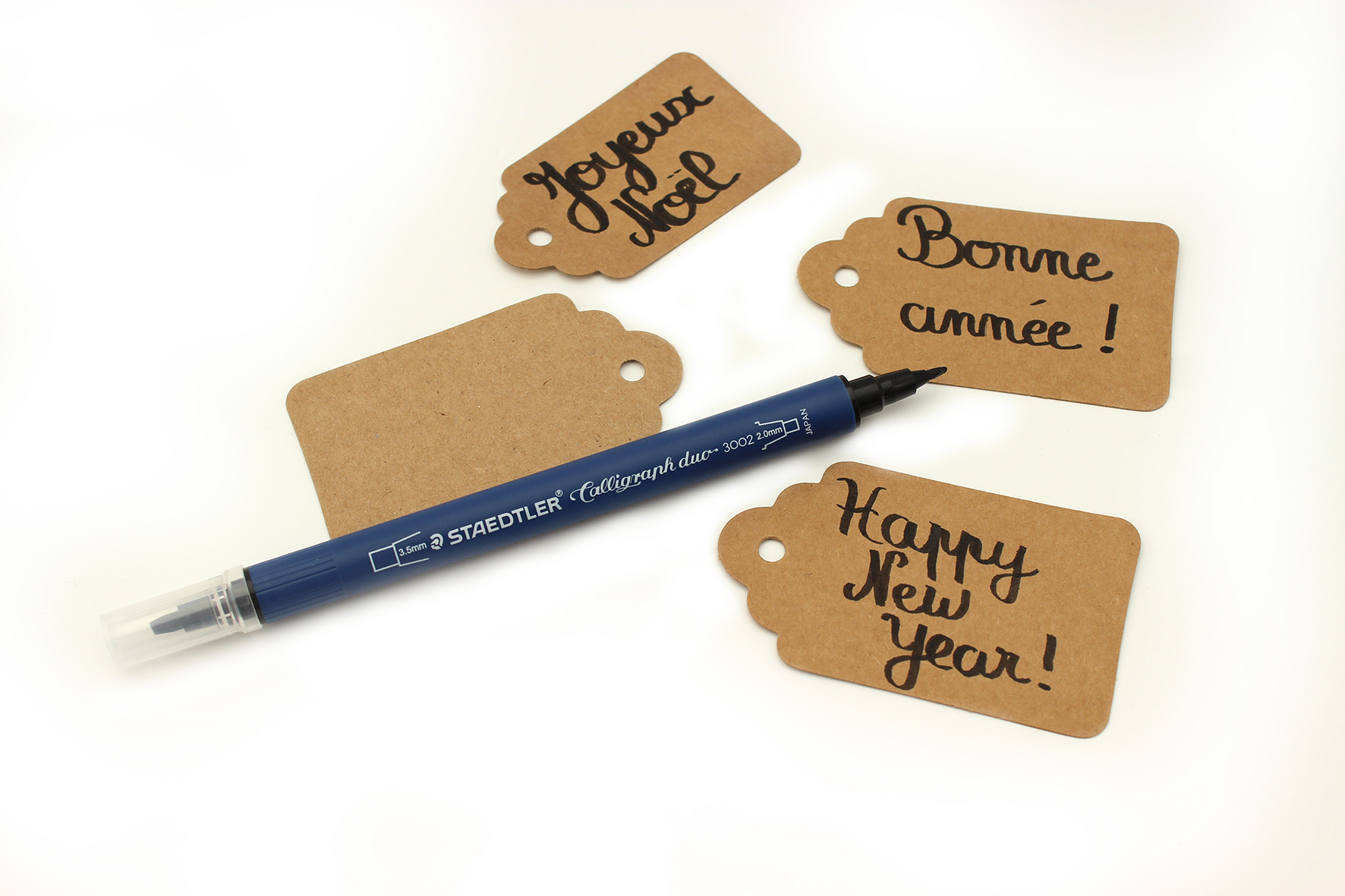 Bougie de Noel et marque-place Mason Jar avec peinture craie Chalky et étiquette kraft : Etape 5 Bougie de Noel et marque-place Mason Jar avec peinture craie Chalky et étiquette kraft : Etape 5