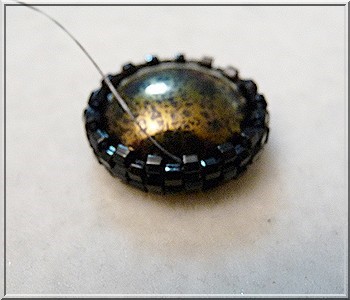 Boucles d'oreilles Ida en perles en verre Amos®, Tinos®, Arcos® et cabochons en verre par Puca® : Etape 4