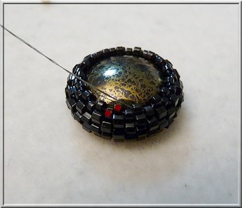 Boucles d'oreilles Ida en perles en verre Amos®, Tinos®, Arcos® et cabochons en verre par Puca® : Etape 5