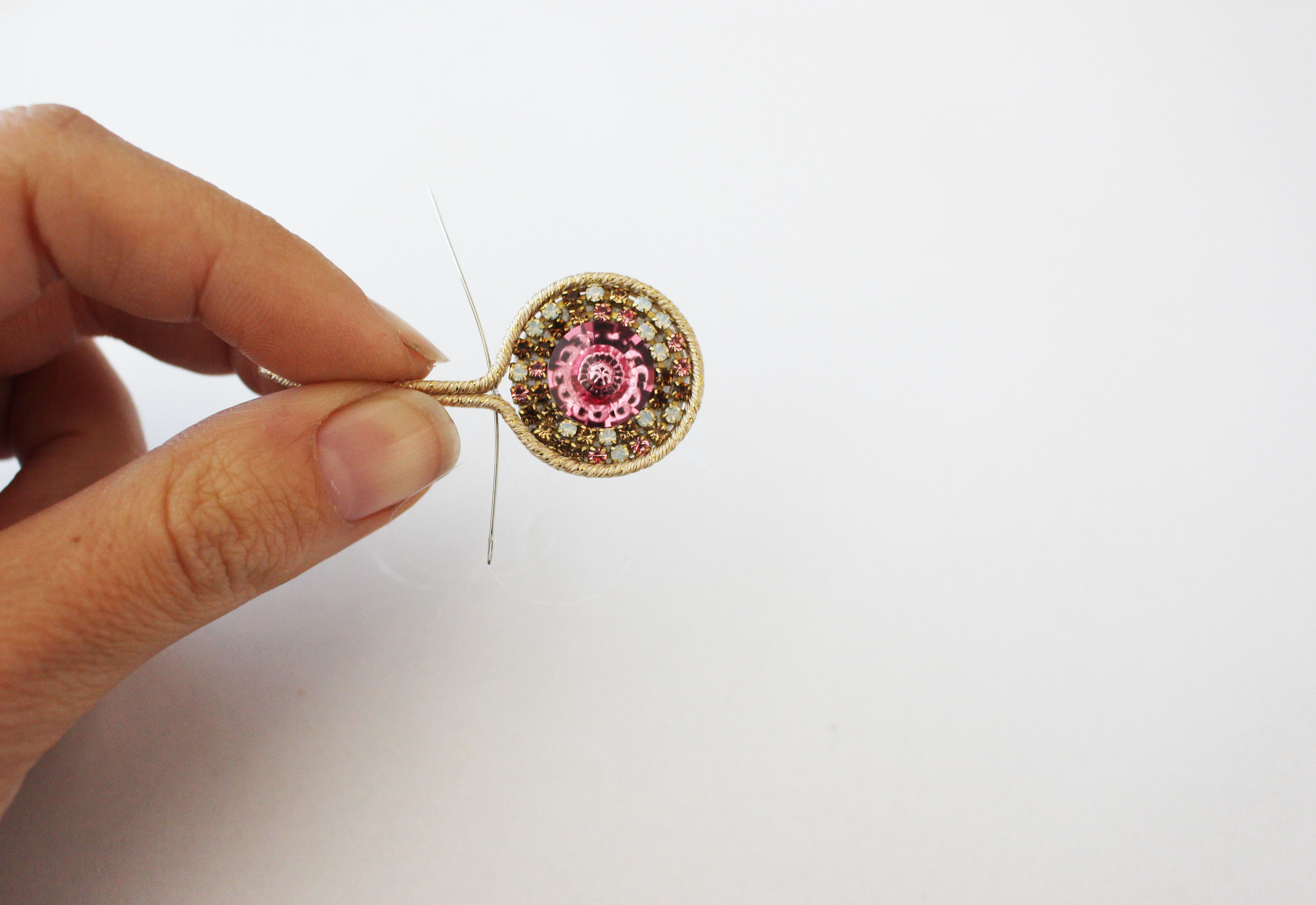 Boucles d'oreilles avec des perles en verre IrisDuo et SuperDuo et cristaux PureCrystal : Etape 5