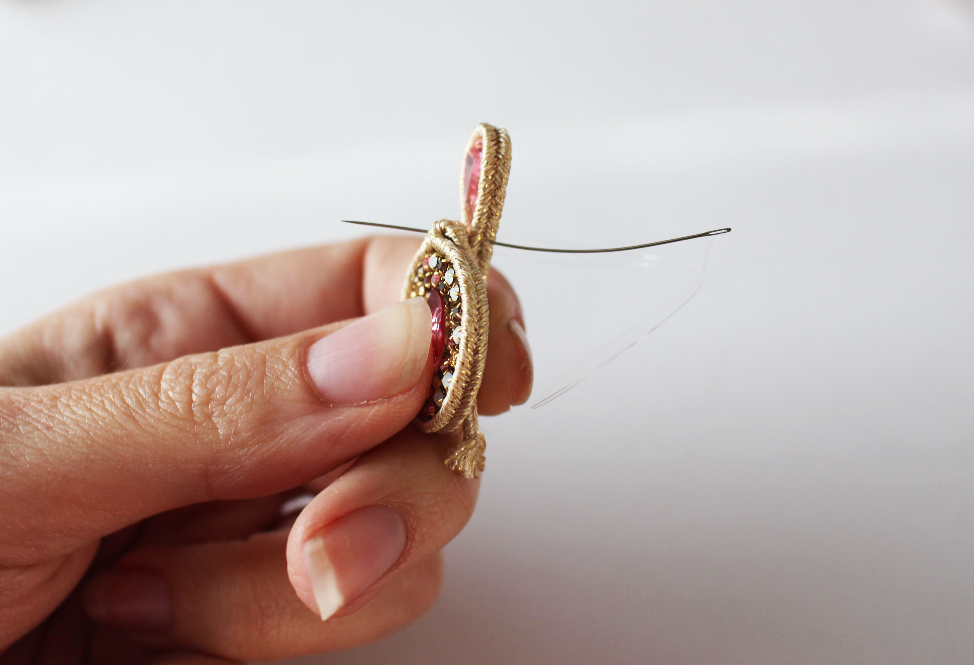 Boucles d'oreilles avec des perles en verre IrisDuo et SuperDuo et cristaux PureCrystal : Etape 8