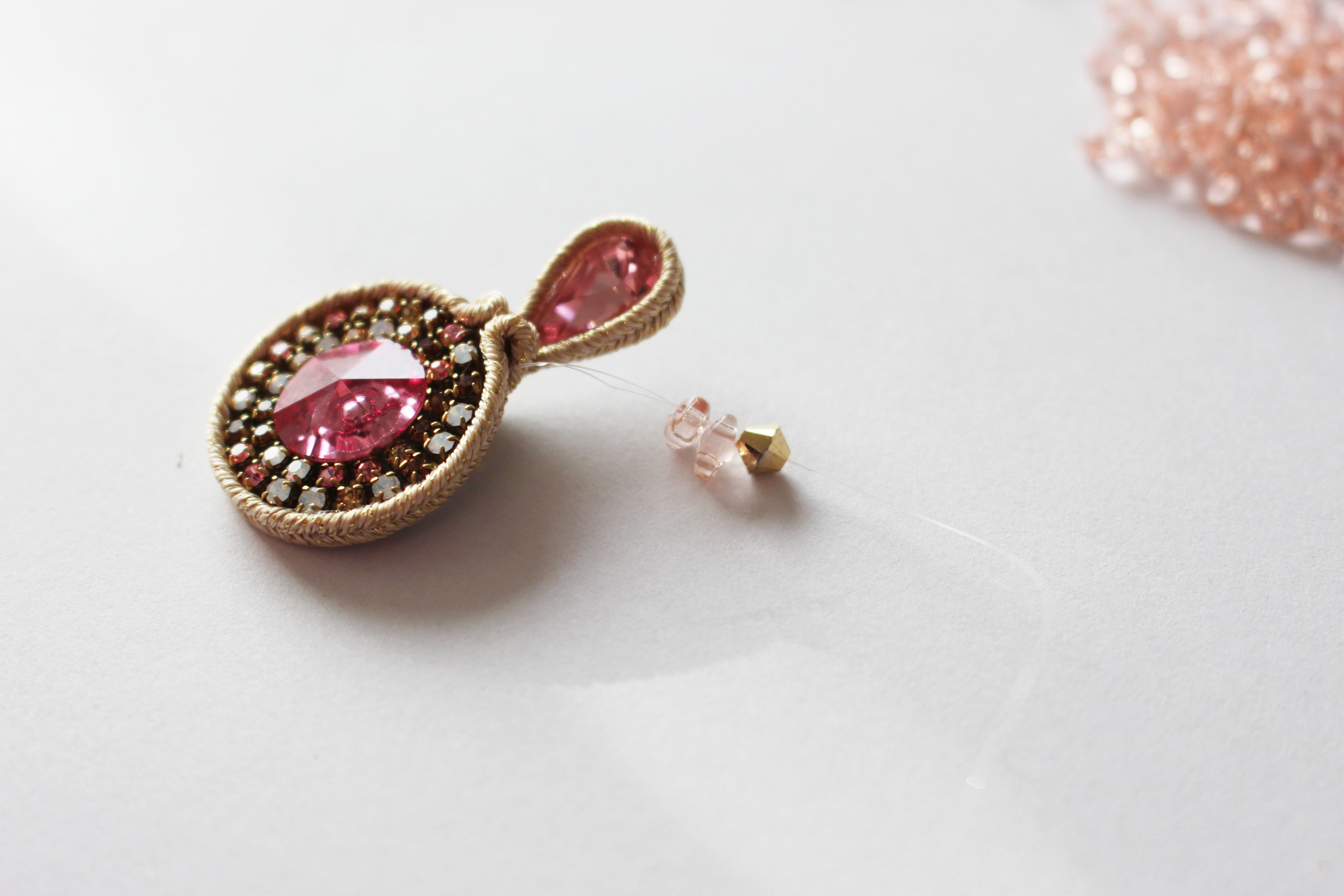 Boucles d'oreilles avec des perles en verre IrisDuo et SuperDuo et cristaux PureCrystal : Etape 9