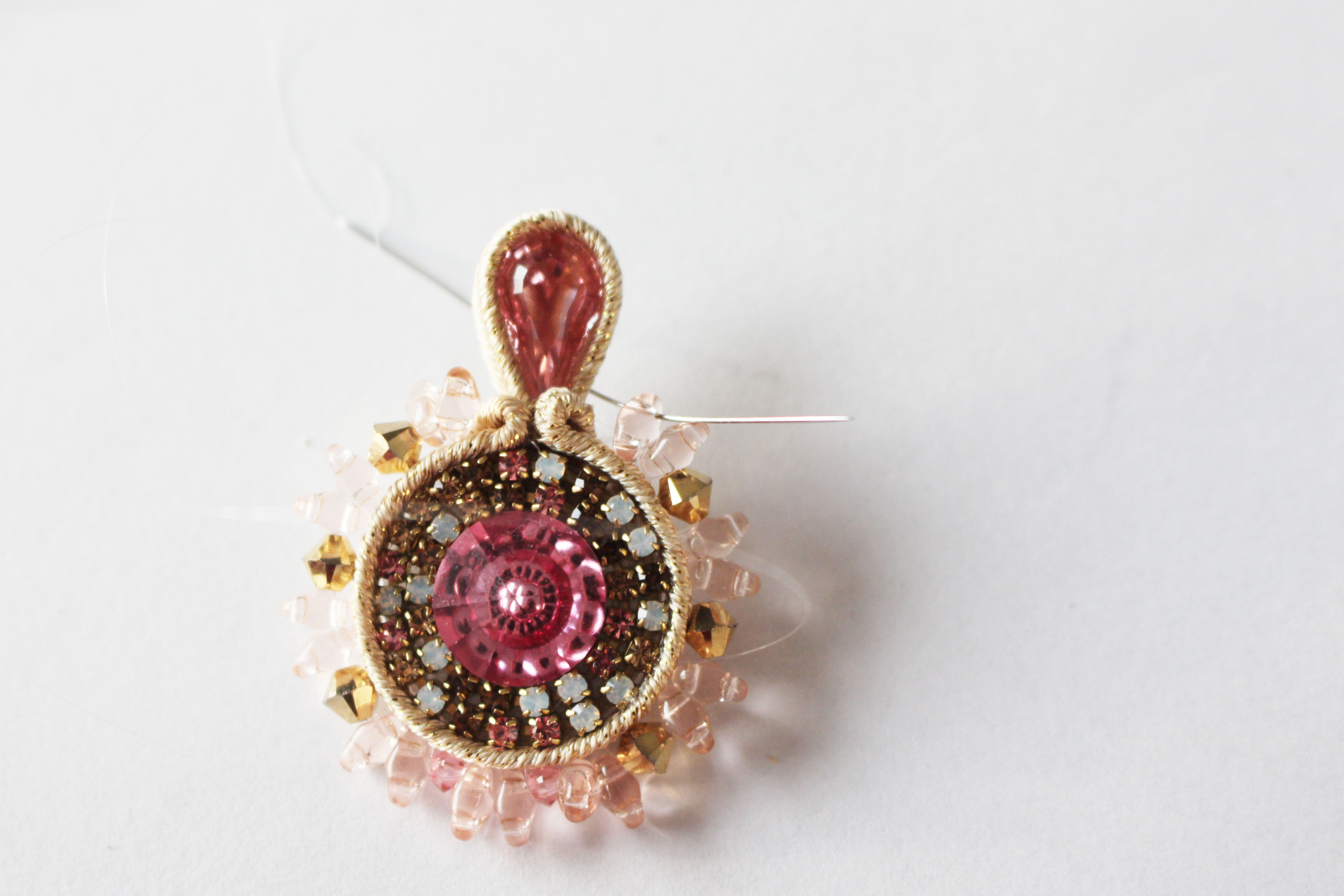 Boucles d'oreilles avec des perles en verre IrisDuo et SuperDuo et cristaux PureCrystal : Etape 10