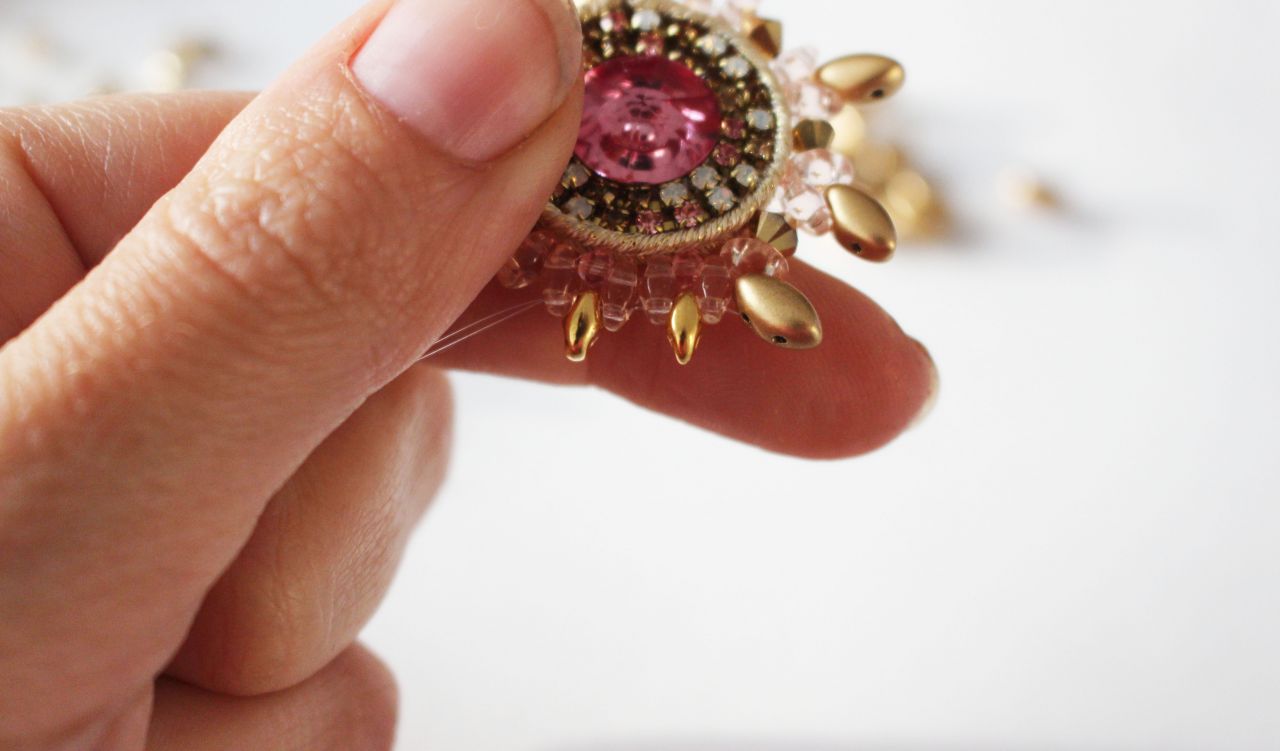 Boucles d'oreilles avec des perles en verre IrisDuo et SuperDuo et cristaux PureCrystal : Etape 11