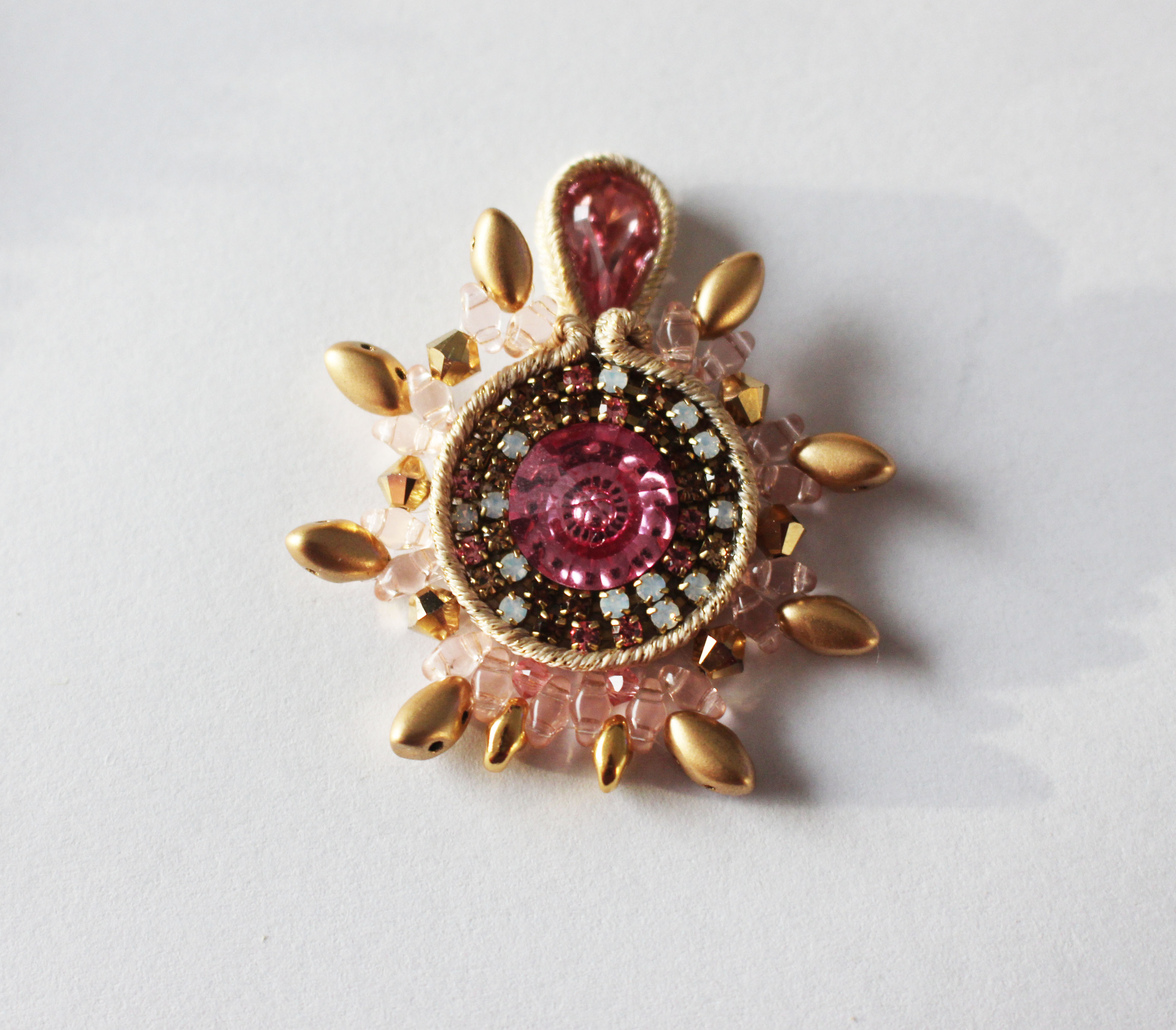 Boucles d'oreilles avec des perles en verre IrisDuo et SuperDuo et cristaux PureCrystal : Etape 12