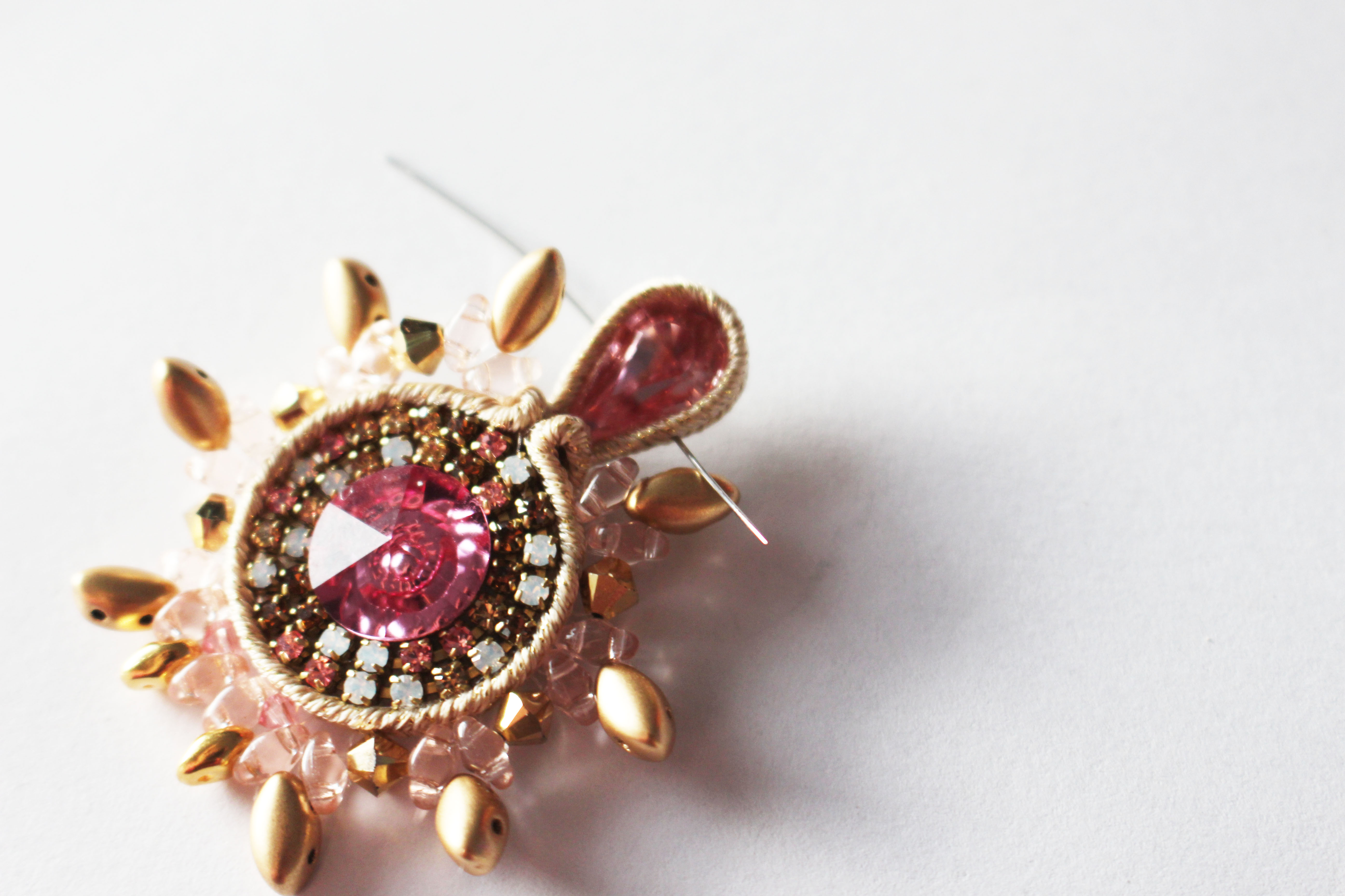 Boucles d'oreilles avec des perles en verre IrisDuo et SuperDuo et cristaux PureCrystal : Etape 13