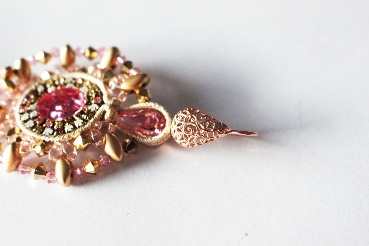 Boucles d'oreilles avec des perles en verre IrisDuo et SuperDuo et cristaux PureCrystal : Etape 18