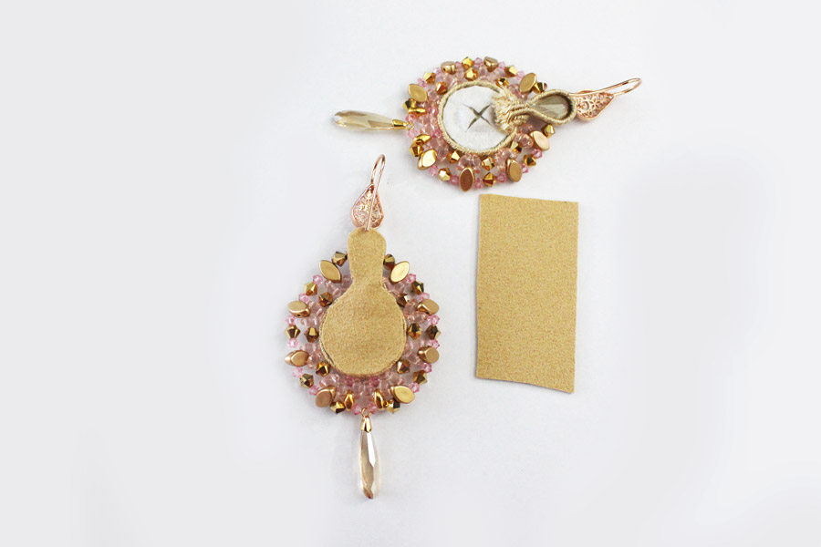 Boucles d'oreilles avec des perles en verre IrisDuo et SuperDuo et cristaux PureCrystal : Etape 19