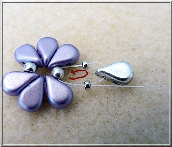 Bracelet Connie en perles en verre Amos®, Bugles Miyuki et PureCrystal Crystal Mesh : Etape 4 Bracelet Connie en perles en verre Amos®, Bugles Miyuki et PureCrystal Crystal Mesh : Etape 4