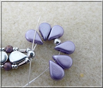 Bracelet Connie en perles en verre Amos®, Bugles Miyuki et PureCrystal Crystal Mesh : Etape 12 Bracelet Connie en perles en verre Amos®, Bugles Miyuki et PureCrystal Crystal Mesh : Etape 12