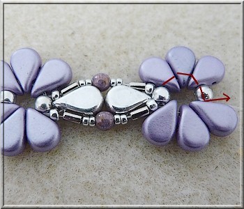 Bracelet Connie en perles en verre Amos®, Bugles Miyuki et PureCrystal Crystal Mesh : Etape 13 Bracelet Connie en perles en verre Amos®, Bugles Miyuki et PureCrystal Crystal Mesh : Etape 13