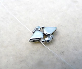 Bracelet des Copines en perles en verre Amos® et lacet liège double : Etape 2 Bracelet des Copines en perles en verre Amos® et lacet liège double : Etape 2