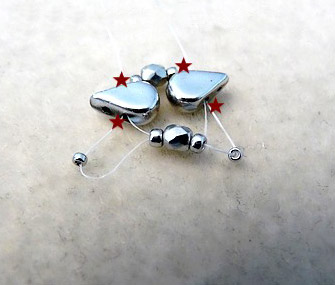 Bracelet des Copines en perles en verre Amos® et lacet liège double : Etape 3 Bracelet des Copines en perles en verre Amos® et lacet liège double : Etape 3