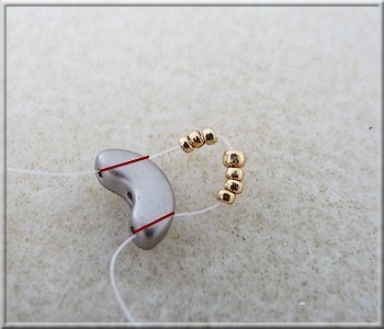 Collier Amour en perles en verre Amos®, Arcos® et Ios® par Puca : Etape 1 Collier Amour en perles en verre Amos®, Arcos® et Ios® par Puca : Etape 1