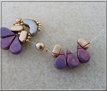 Collier Amour en perles en verre Amos®, Arcos® et Ios® par Puca : Etape 10 Collier Amour en perles en verre Amos®, Arcos® et Ios® par Puca : Etape 10