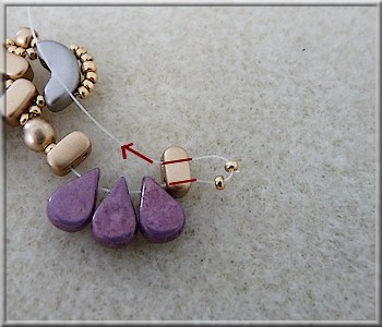 Collier Amour en perles en verre Amos®, Arcos® et Ios® par Puca : Etape 11 Collier Amour en perles en verre Amos®, Arcos® et Ios® par Puca : Etape 11