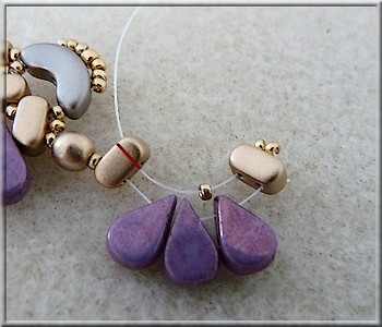 Collier Amour en perles en verre Amos®, Arcos® et Ios® par Puca : Etape 12 Collier Amour en perles en verre Amos®, Arcos® et Ios® par Puca : Etape 12