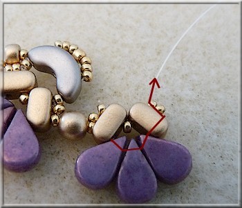 Collier Amour en perles en verre Amos®, Arcos® et Ios® par Puca : Etape 14 Collier Amour en perles en verre Amos®, Arcos® et Ios® par Puca : Etape 14