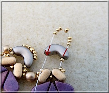 Collier Amour en perles en verre Amos®, Arcos® et Ios® par Puca : Etape 15 Collier Amour en perles en verre Amos®, Arcos® et Ios® par Puca : Etape 15