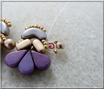 Collier Amour en perles en verre Amos®, Arcos® et Ios® par Puca : Etape 18 Collier Amour en perles en verre Amos®, Arcos® et Ios® par Puca : Etape 18