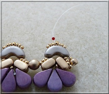 Collier Amour en perles en verre Amos®, Arcos® et Ios® par Puca : Etape 19 Collier Amour en perles en verre Amos®, Arcos® et Ios® par Puca : Etape 19