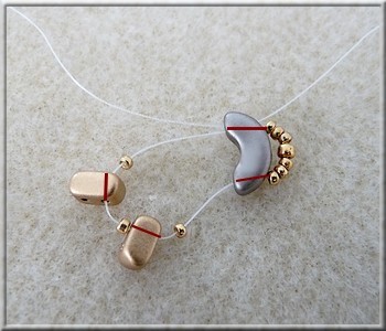 Collier Amour en perles en verre Amos®, Arcos® et Ios® par Puca : Etape 2 Collier Amour en perles en verre Amos®, Arcos® et Ios® par Puca : Etape 2