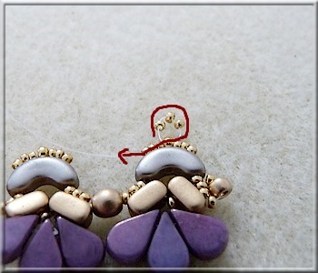 Collier Amour en perles en verre Amos®, Arcos® et Ios® par Puca : Etape 20 Collier Amour en perles en verre Amos®, Arcos® et Ios® par Puca : Etape 20