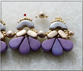 Collier Amour en perles en verre Amos®, Arcos® et Ios® par Puca : Etape 21 Collier Amour en perles en verre Amos®, Arcos® et Ios® par Puca : Etape 21