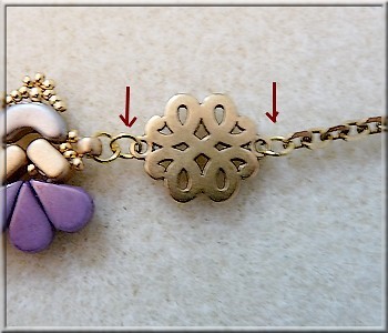 Collier Amour en perles en verre Amos®, Arcos® et Ios® par Puca : Etape 23 Collier Amour en perles en verre Amos®, Arcos® et Ios® par Puca : Etape 23